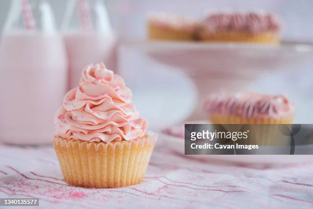 close up of pretty pink decorated cupcake - cupcake fotografías e imágenes de stock