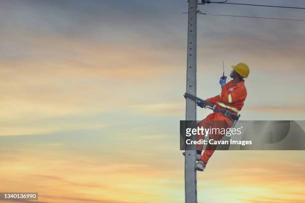 installation of switching and connecting overhead electrical lines - electricity pylon imagens e fotografias de stock