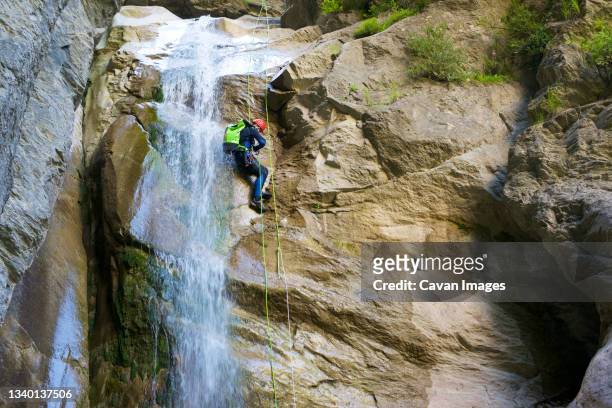 canyoneering aguare canyon in the pyrenees, huesca province in spain. - abyss stock-fotos und bilder