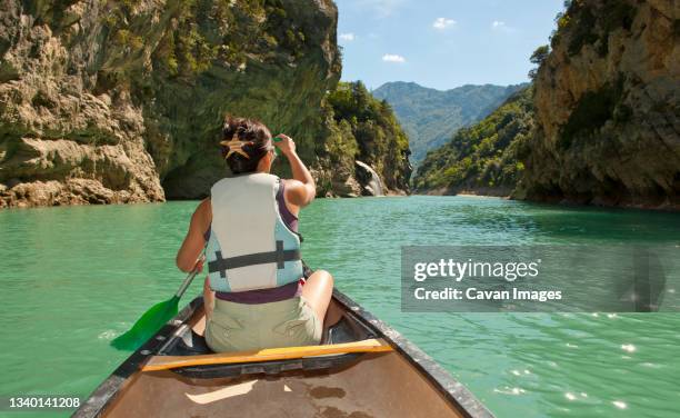 woman exploring the verdon canyon on a canoe - gorges du verdon fotografías e imágenes de stock