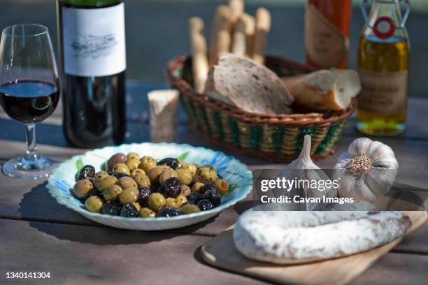 picnic with traditional french ingredients - provence alpes cote d'azur stock-fotos und bilder