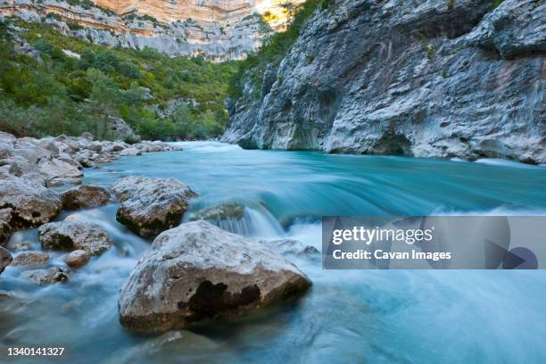 scenic view of river at the bottom of the verdon canyon - gorges du verdon stock pictures, royalty-free photos & images