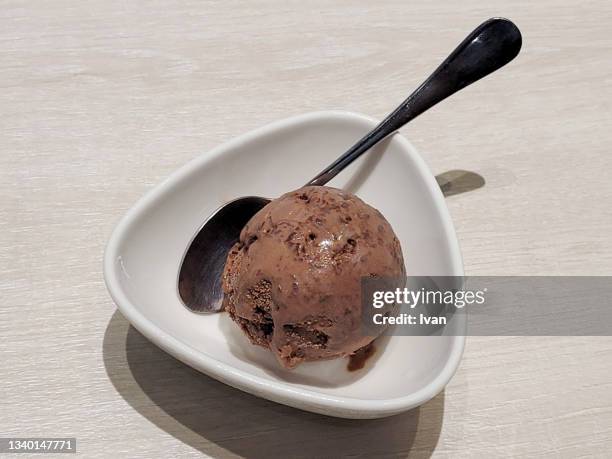 dark chocolate and nuts ice cream - walnuss eis stock-fotos und bilder
