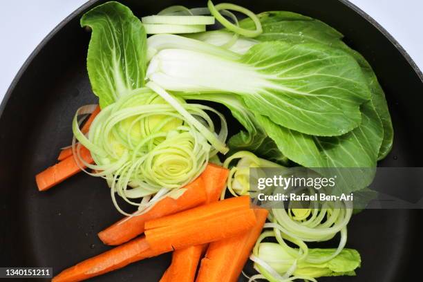 chopped bok choy carrot and leek in a frying pan - close up of bok choy bildbanksfoton och bilder