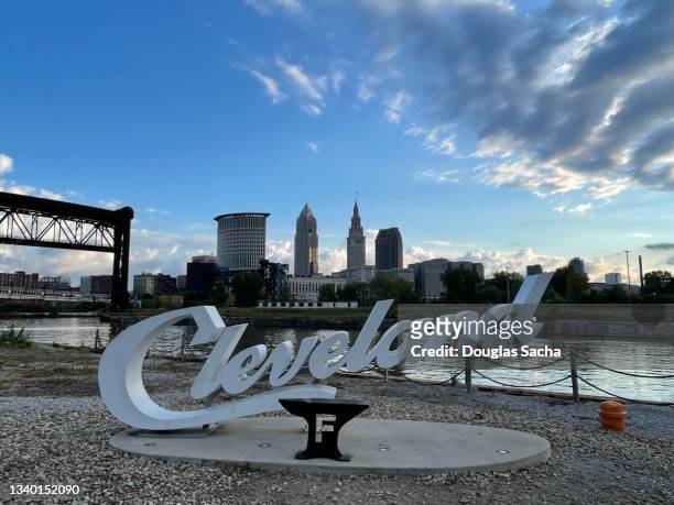 iconic script cleveland sign in front of the city skyline - cleveland ohio sign stock pictures, royalty-free photos & images