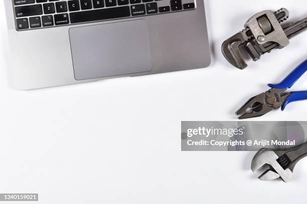 online plumbing service booking concept laptop and plumbing tools on white background - raie des fesses photos et images de collection