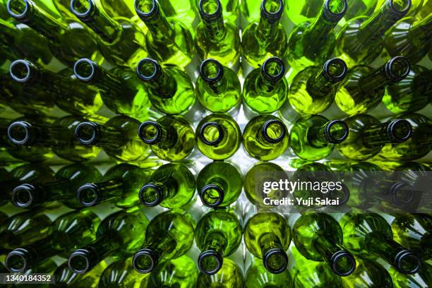 a large number of green glass bottles for recycling in an orderly manner - recycling bottles stock pictures, royalty-free photos & images