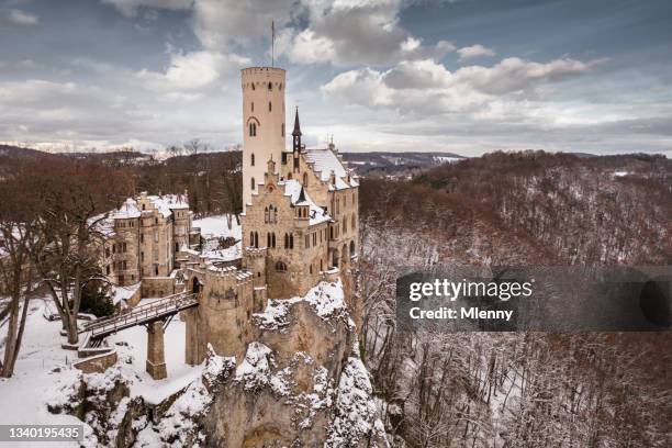 schloss lichtenstein in wintertime castle lichtenstein snow swabian alb germany - württemberg 個照片及圖片檔