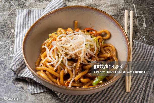 udon noodles with vegetables - udon photos et images de collection