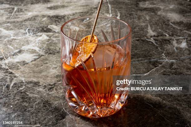 old fashioned whiskey cocktail - old fashioned cocktail stock pictures, royalty-free photos & images