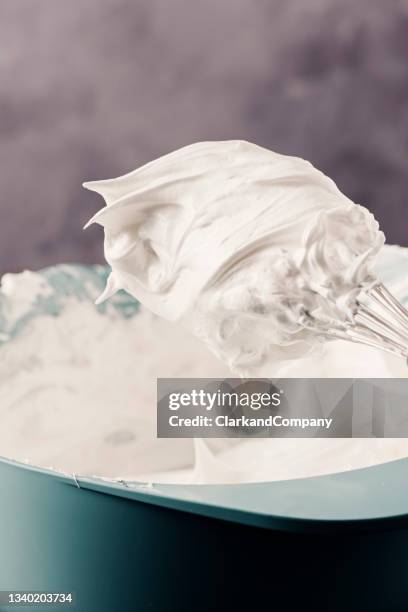 making meringues - merengue imagens e fotografias de stock