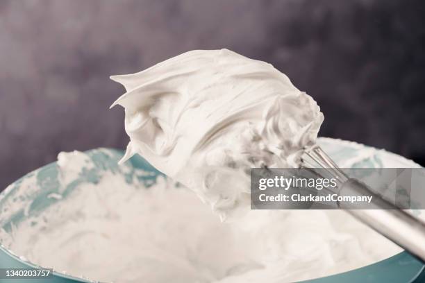 faire des meringues - fouet manuel photos et images de collection