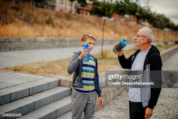 estilo de vida saludable con trotar y hacer ejercicio - niño-tomando-agua fotografías e imágenes de stock