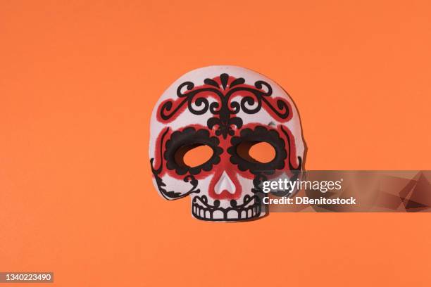 mexican catrina skeleton mask from day of the dead on an orange background. halloween celebration concept. - funny skeleton stockfoto's en -beelden
