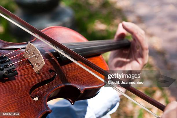 jouant du violon - soliste photos et images de collection