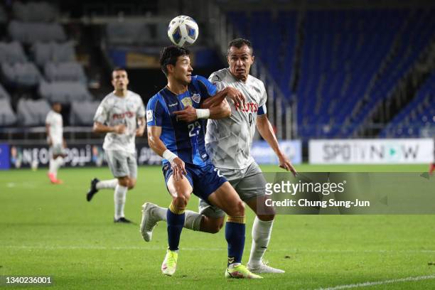 Jesiel Cardoso Miranda of Kawasaki Frontale competes for the ball with Kim Tae-Hwan of Ulsan Hyundai during the AFC Champions League round of 16...
