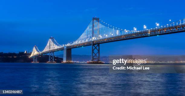 san francisco-oakland bay bridge at twilight - bahía de san francisco fotografías e imágenes de stock