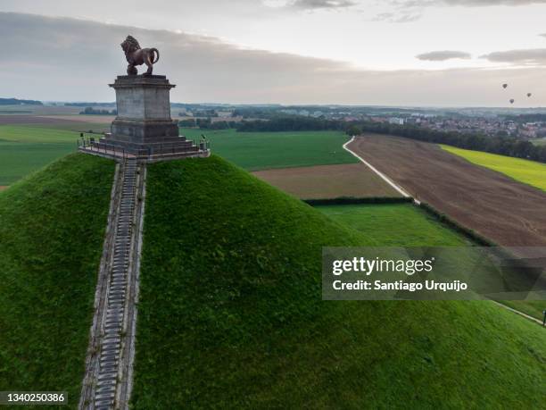 aerial view of the lion's mound in waterloo - waterloo belgium foto e immagini stock