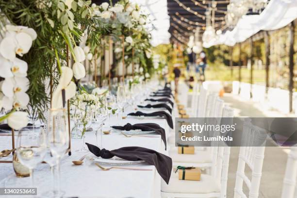 shot of an elegantly decorated table at a wedding reception - trouwerij stockfoto's en -beelden