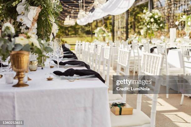 scatto di un tavolo elegantemente decorato ad un ricevimento di nozze - wedding planning foto e immagini stock