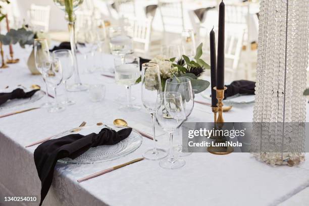 foto de una mesa elegantemente decorada en una recepción de boda - edificio de eventos fotografías e imágenes de stock