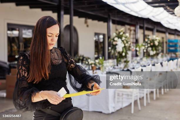 foto de una joven decorando una recepción de boda - wedding menu fotografías e imágenes de stock