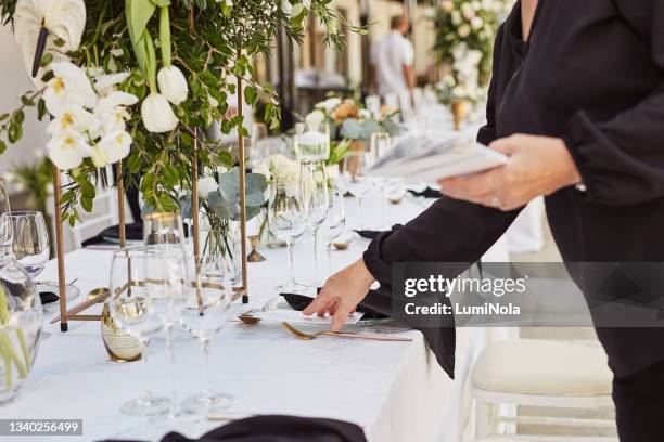 foto de una mujer irreconocible decorando una mesa en preparación para una recepción de boda - organizador de eventos fotografías e imágenes de stock