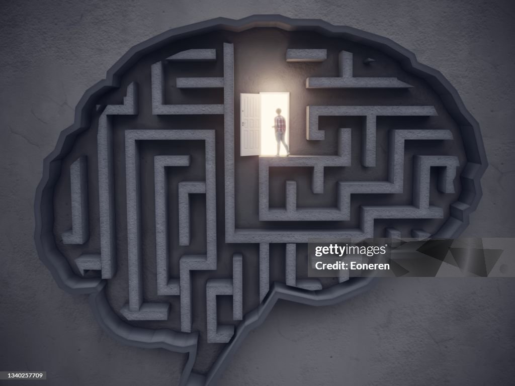 Big Idea Concept, La mujer abre la puerta en el cerebro en forma de laberinto