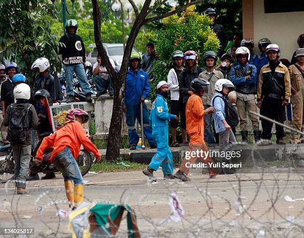 23 Workers Riot Over Minimum Wage In Indonesia Stock Photos, High-Res ...