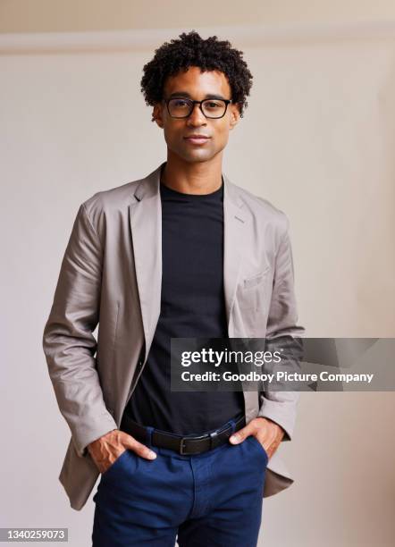 jeune homme d’affaires confiant debout devant un fond gris - blazer noir photos et images de collection