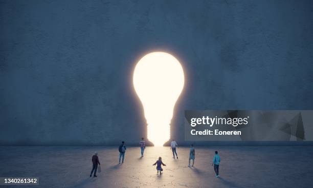 lightbulb shaped hole, ideas - innovation concept - nieuwe wegen betreden stockfoto's en -beelden