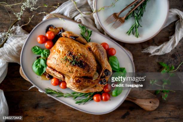hähnchenbraten - plate chicken stock-fotos und bilder