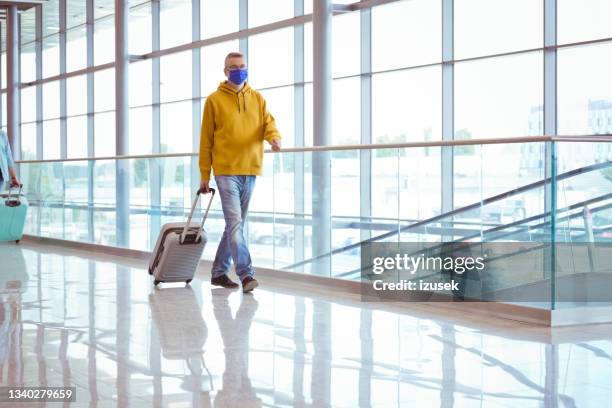 homme à l’aéroport avec bagages - carry on luggage photos et images de collection