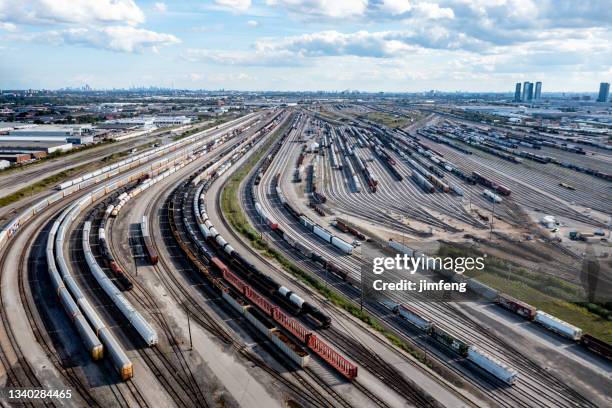 luftaufnahme des rail classification yard, the macmillan yard, maple, vaughan, kanada - aerial train stock-fotos und bilder