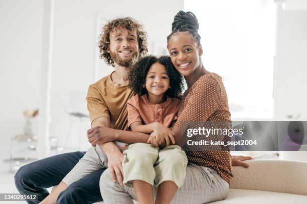 ihre schritt-für-schritt-anleitung zum kauf eines eigenheims - person gemischter abstammung stock-fotos und bilder