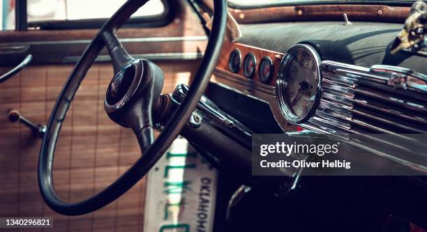 interior of original unrestored us oldtimer car - gear shift classic car photos et images de collection
