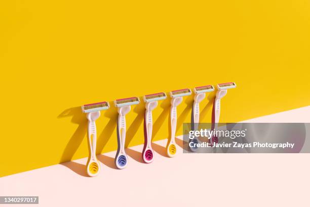 six razor blades on yellow/pink background - かみそり ストックフォトと画像