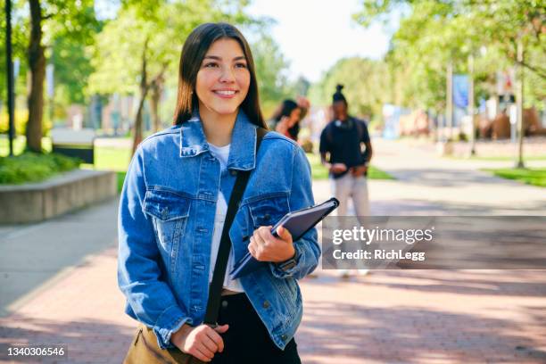 college student on campus - campus stockfoto's en -beelden