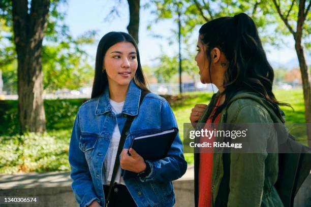 studenti universitari nel campus - cartella scolastica foto e immagini stock