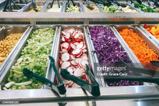 assorted vegetables at salad bar in grocery store - comedor edificio de hostelería fotografías e imágenes de stock
