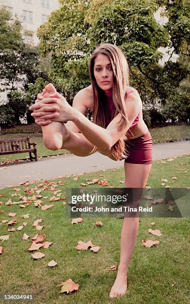 woman doing yoga - dar uma ajuda imagens e fotografias de stock