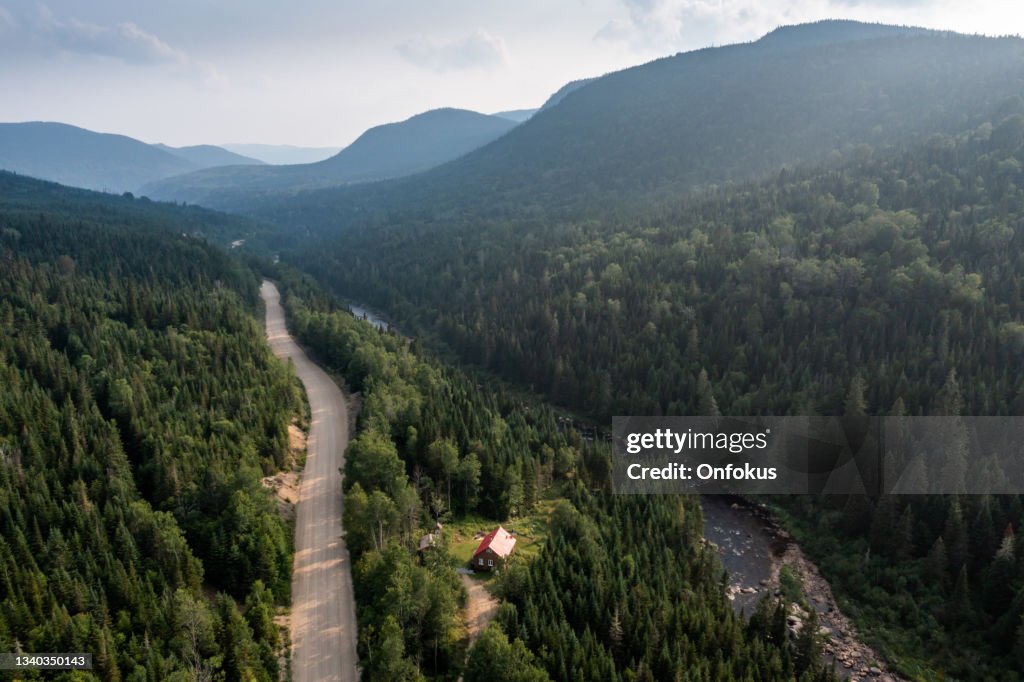 Luftaufnahme von Boreal Nature Forest, River und Blockhütte im Sommer, Quebec, Kanada