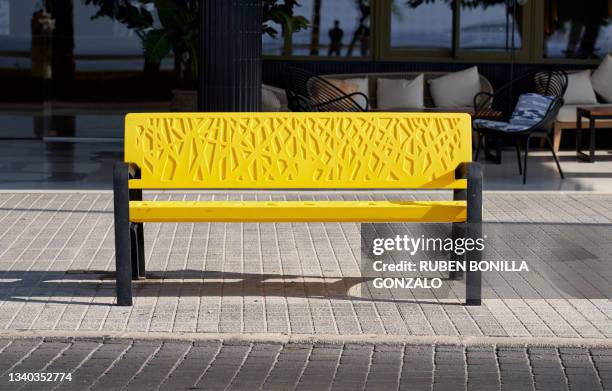 city yellow bench with nobody - parkbänk bildbanksfoton och bilder