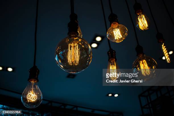 luces: bombillas led retro de aspecto incandescente y portalámparas - filamento fotografías e imágenes de stock