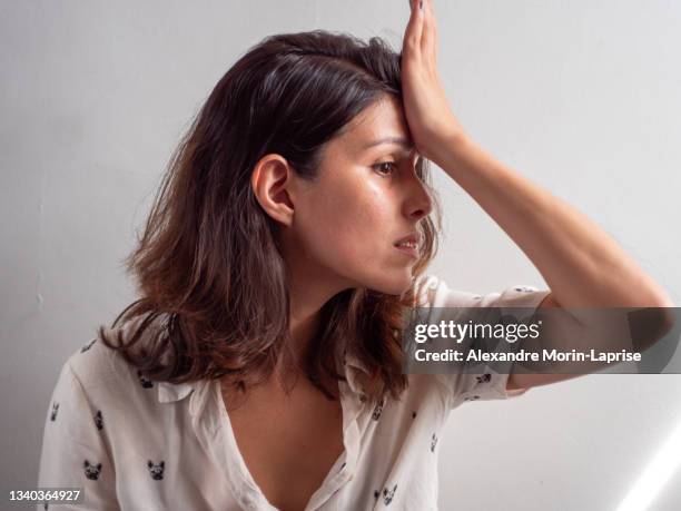 young woman looks like she forgot to do something - ignorance foto e immagini stock