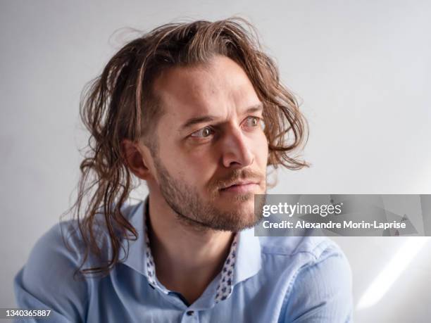 white young man gives a weird look with greasy loose hairs - tangled hair stock pictures, royalty-free photos & images