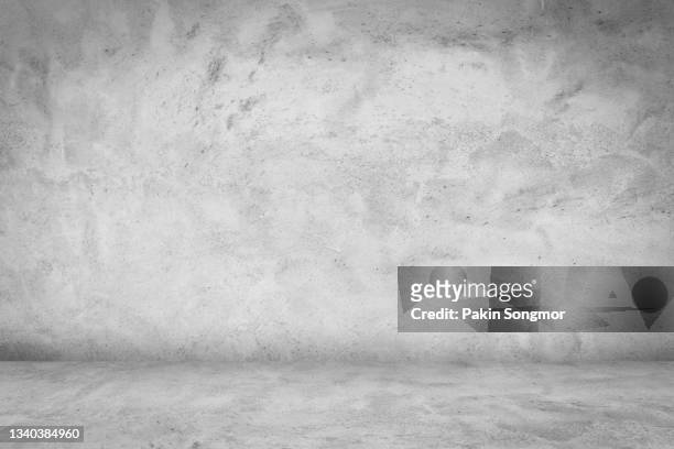 empty old concrete floor studio room background. - sfondo grigio foto e immagini stock