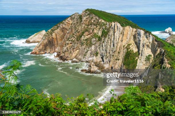 playa del silencio (beach of silence) in cudillero, spain - cudillero imagens e fotografias de stock