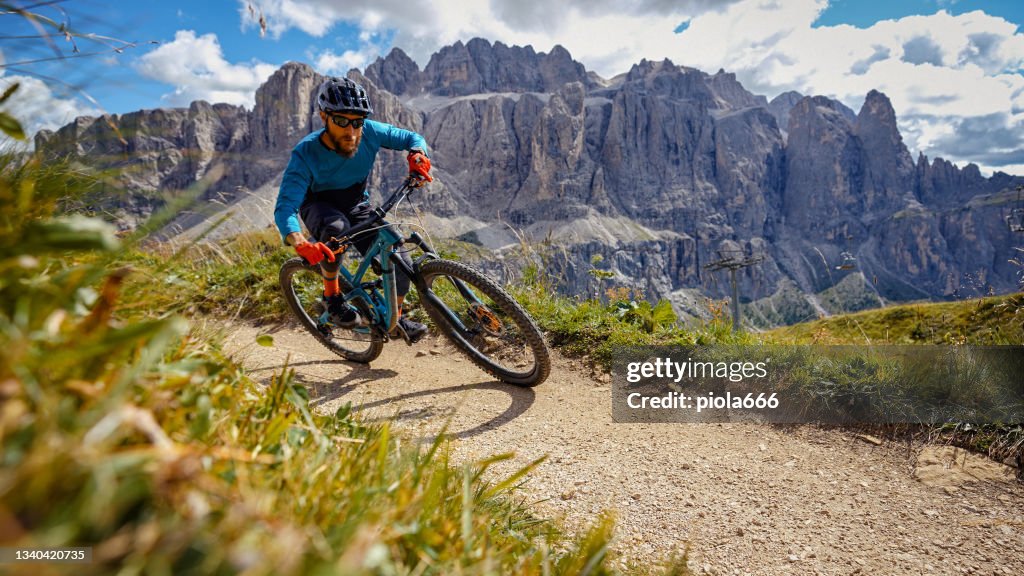 VTT VTT en plein air sur les Dolomites: discipline d’enduro sur une seule piste de trail