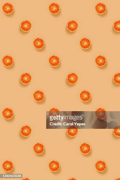 seamless pattern of slices of oranges in orange background - avocado isolated imagens e fotografias de stock
